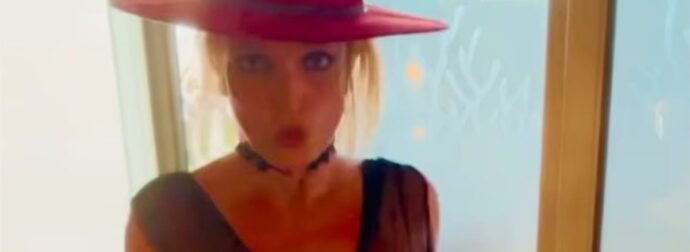 Η Britney Spears υπέστη… ατύχημα με το διαφανές κορμάκι της ενώ χόρευε twerk