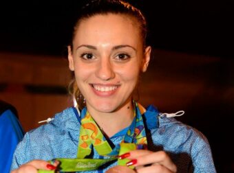 Άννα Κορακάκη: «Καρναβαλάκι στο σπίτι τις φετινές αποκριές, λοχεία γαρ» – Η φωτογραφία με την κορούλα της