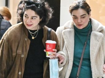 Γωγώ Μπρέμπου: Σπάνια εμφάνιση με την αδερφή της Χριστίνα – Ήταν σε σχέση με τον Χριστόφορο Παπακαλιάτη