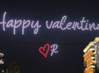 Ρενέ Στυλιαρά – Φώτισε τον ουρανό της Γλυφάδας με ένα φαντασμαγορικό show την ημέρα του Αγίου Βαλεντίνου