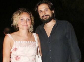 Γιάννης Νιάρρος για τον γάμο του με τη Χαρά Μάτα Γιαννάτου: «Πρώτη φορά είδα τη γιαγιά μου να δακρύζει»