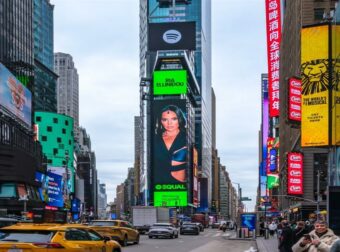 Ρία Ελληνίδου: Φιγουράρει στην Times Square της Νέας Υόρκης