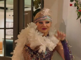 Φαίη Σκορδά: Εντυπωσίασε με τη vintage στολή της την Κυριακή της Αποκριάς (Φωτογραφίες)