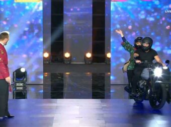 J2US: Σταυροπούλου και Γεωργούλης εισέβαλαν στο πλατό με μηχανή – Άναυδος ο Κοκλώνης