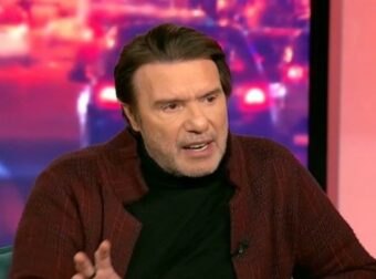 Στράτος Τζώρτζογλου: «Έμαθα από πολύ νωρίς για τον θάνατο! Μπήκε στον τάφο και έβγαλε τα κόκαλα με φυσικότητα»