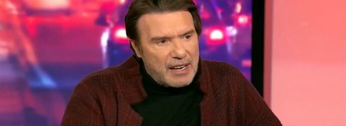 Στράτος Τζώρτζογλου: «Έμαθα από πολύ νωρίς για τον θάνατο! Μπήκε στον τάφο και έβγαλε τα κόκαλα με φυσικότητα»