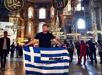 Σάλος στην Τουρκία: Έλληνας σήκωσε την ελληνική σημαία μέσα στην Αγία Σοφία ανήμερα της 25ης Μαρτίου