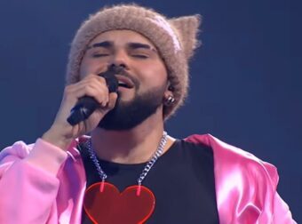 Akylas: Ανέβηκε στη σκηνή του σερβικού τελικού της Eurovision με το «Ferto» και έκλεψε τις εντυπώσεις