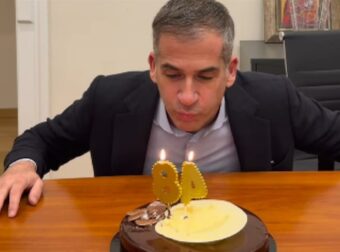 Γενέθλια για τον Κώστα Μπακογιάννη: Έσβησε την τούρτα στο γραφείο του (Βίντεο)