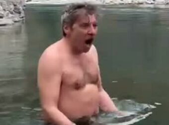 Γιάννης Στάνκογλου: Βούτηξε στα παγωμένα νερά του Βοϊδομάτη