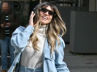 Αθηνά Οικονομάκου: Ανέμελη και χαμογελαστή στο κέντρο της Αθήνας (Φωτογραφίες)