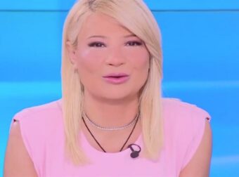 Φαίη Σκορδά: Το ατύχημα της παρουσιάστριας πριν την έναρξη της εκπομπής και η απουσία του Μικρούτσικου