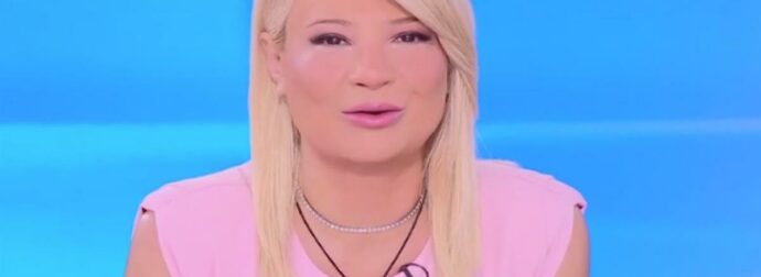 Φαίη Σκορδά: Το ατύχημα της παρουσιάστριας πριν την έναρξη της εκπομπής και η απουσία του Μικρούτσικου