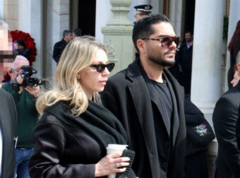 Γαρυφαλλιά Καληφώνη: Άγριο κράξιμο στα social που πήγε στην κηδεία της Μαρινέλλας με καφέ στο χέρι και όχι με ένα λουλούδι