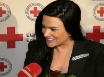 Δήμητρα Κατσαφάδου: «Νιώθω πολύ “μικρή” μπροστά σε όλα αυτά» – Οι δηλώσεις της στον Ερυθρό Σταυρό