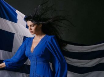 Μαρία Κορινθίου: Πόζαρε στα γαλανόλευκα με την Ελληνική σημαία στο χέρι!