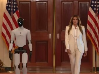 Μελάνια Τραμπ: Ανθρωποειδές ρομπότ περπάτησε στο πλευρό της στον Λευκό Οίκο