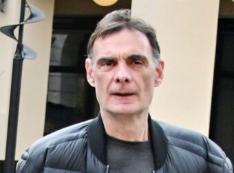 Γιώργος Μπαρτζώκας: Έχετε δει ποτέ την σύζυγό του; Σπάνια εμφάνιση στο κέντρο της Αθήνας  (Φωτογραφίες)