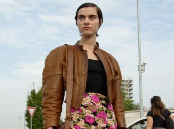 7 μπλουζάκια που θα φορέσουμε με τζιν, φούστες και παντελόνια το 2026