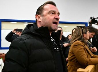 Δίκη για τα Τέμπη: «Θα σε σκίσω» – Ένταση μεταξύ συγγενών των θυμάτων και κατηγορουμένων