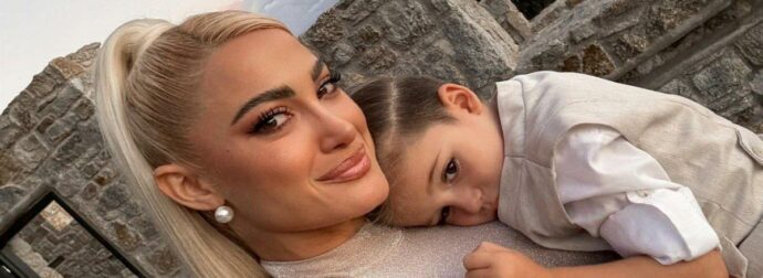 Ιωάννα Τούνη: Όταν μαθαίνει στον μικρό Πάρη για το 1821 και τους τσολιάδες (Bίντεο)