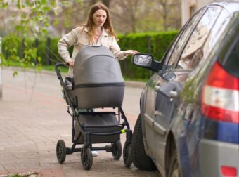 Μια Ισπανίδα που μένει στην Ελλάδα λέει αυτά που δεν της αρέσουν στους Έλληνες με ειλικρίνεια και χιούμορ