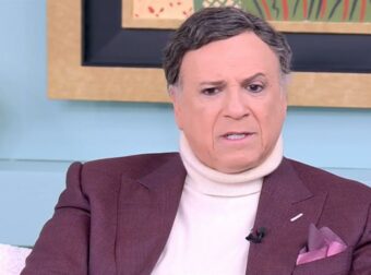 Χάρης Ρώμας: «Βλέπω σκηνοθέτη που βγαίνει σαν ιερή αγελάδα και ό,τι τσιτάτο πει είναι ξαφνικά θέσφατο»